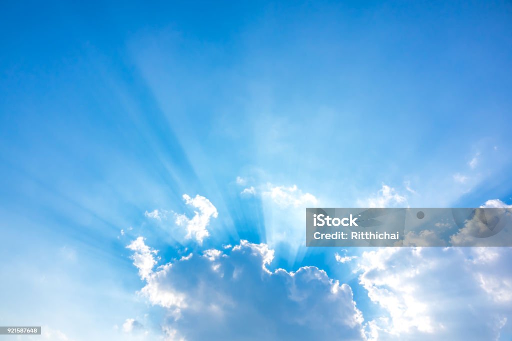 Lumière du soleil et ciel bleu ciel ou bleu azur et nuage - Photo de Ciel libre de droits