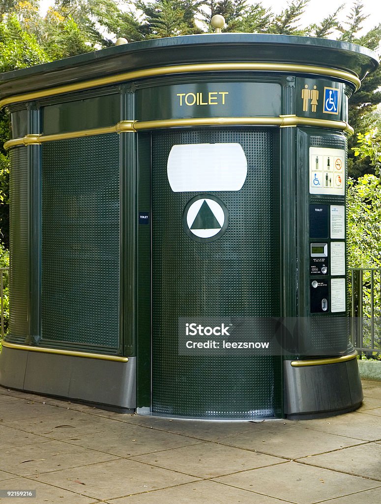 En libre-service de nettoyage des toilettes publiques - Photo de Image en couleur libre de droits