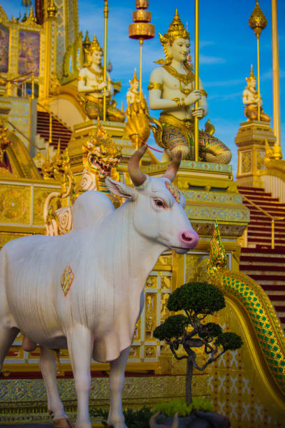 wystawa na królewskiej ceremonii kremacji jego królewskiej mości króla bhumibol adulyadej, sanam luang uroczysty grunt, bangkok, tajlandia w listopadzie25,2017:rzeźby mitycznych stworzeń otaczają królewskie krematorium - sanam luang park zdjęcia i obrazy z banku zdjęć