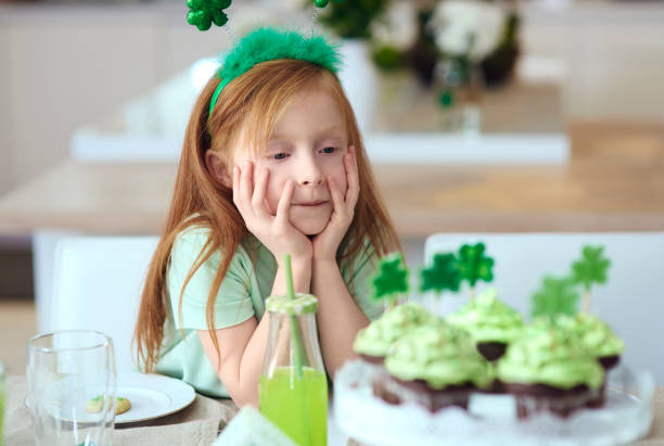 istock Child looking at delicious cupcakes 921594342