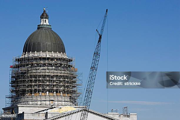 Rennovating Gobierno Con Copyspace Foto de stock y más banco de imágenes de Andamio - Herramientas de construcción - Andamio - Herramientas de construcción, Arquitectura exterior, Ciudad