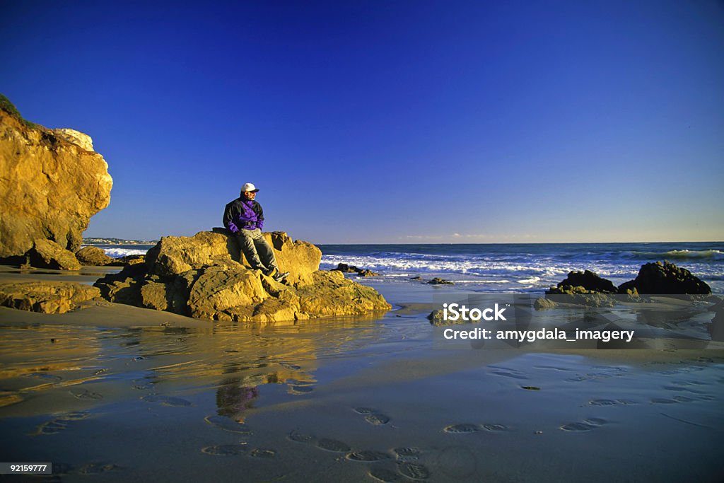 Samotny mężczyzna na plaży - Zbiór zdjęć royalty-free (Mężczyźni)