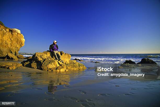 Solitário Homem Na Praia - Fotografias de stock e mais imagens de Homens - Homens, Nascer do sol, Olhar atentamente