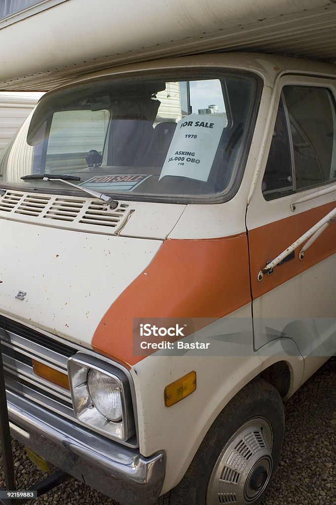 Camper che esce fuori strada per la vendita - Foto stock royalty-free di 1970-1979