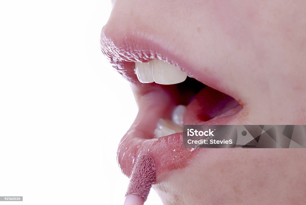 Appliquant le brillant à lèvres#2 - Photo de Horizontal libre de droits