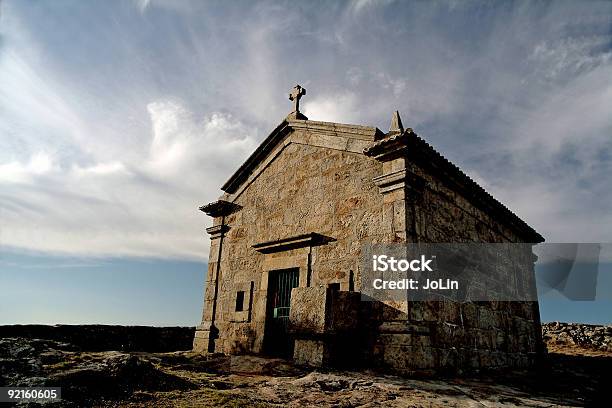 Cappella In Montagna - Fotografie stock e altre immagini di Ambientazione esterna - Ambientazione esterna, Architettura, Campo