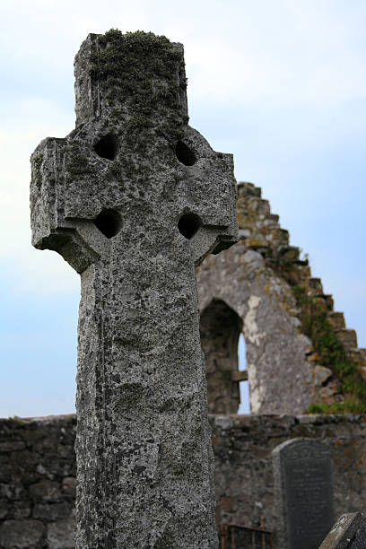 cruz céltica - cemetery celtic cross celtic culture chapel - fotografias e filmes do acervo