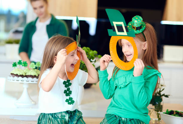 alegre chica irlandesa disfrutando en casa - st patricks day irish culture child leprechaun fotografías e imágenes de stock