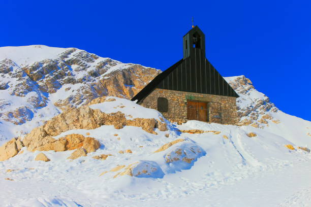 sentiero per la cappella alpina - chiesa sul monte zugspitze, alpi bavaresi, garmisch - germania - waxenstein foto e immagini stock