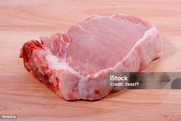 Frischen Rohen Schweinefleisch An Bord Stockfoto und mehr Bilder von Bauholz-Brett - Bauholz-Brett, Bildhintergrund, Farbbild