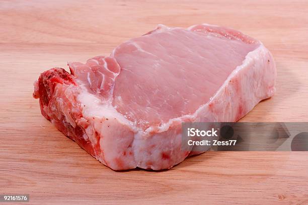 Nuevas Materias Primas De Cerdo En Placa Foto de stock y más banco de imágenes de Alimento - Alimento, Bistec, Carne