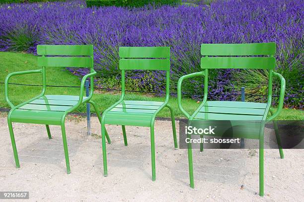 Photo libre de droit de Trois Chaises Le Jardin Des Tuileries À Paris banque d'images et plus d'images libres de droit de Chaise - Chaise, En métal, En rang