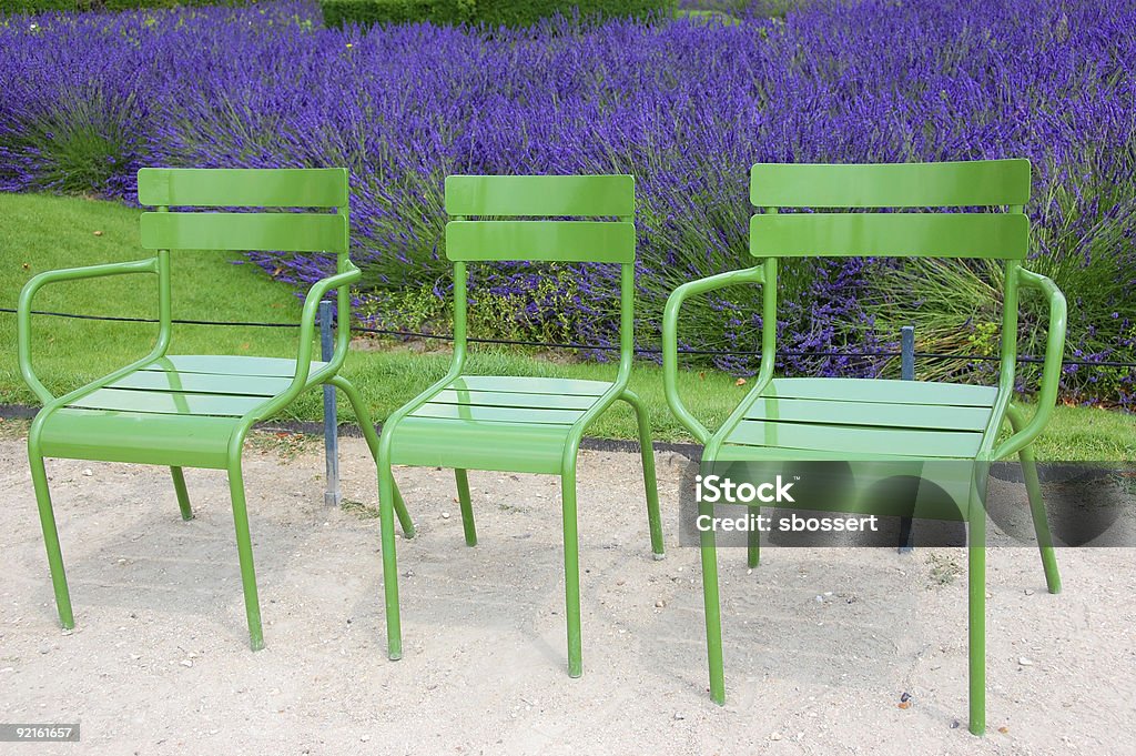 Tre sedie, Giardini delle Tuileries, Parigi - Foto stock royalty-free di In fila