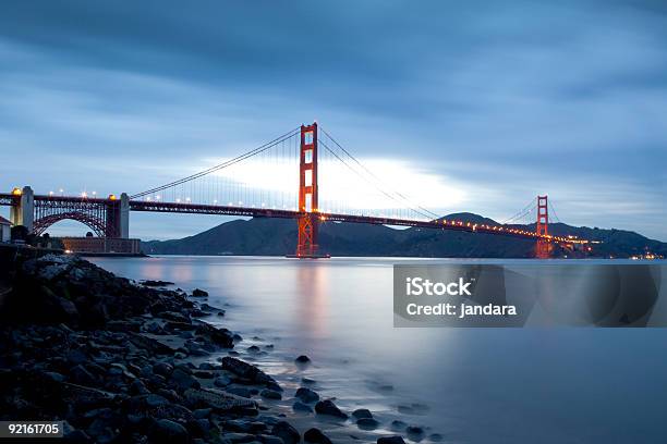 Puente Golden Gate De Noche Foto de stock y más banco de imágenes de Agua - Agua, Aire libre, Anochecer