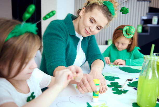 istock Woman and girls doing decorations at Saint Patrick's Day 921617842