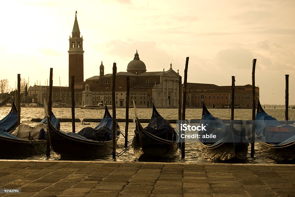 Estacionar gondolas contra de isla de San Giorgio Maggiore, Venecia. - Foto de stock de Agua libre de derechos