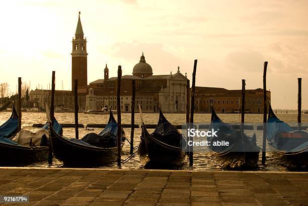 Estacionar Gondolas Contra De Isla De San Giorgio Maggiore Venecia Foto de stock y más banco de imágenes de Agua