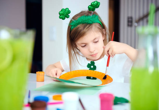 niño haciendo decoraciones en fiesta irlandesa - st patricks day irish culture child leprechaun fotografías e imágenes de stock