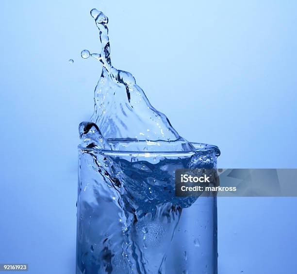 Ice Cube De Salpicaduras Foto de stock y más banco de imágenes de Agua potable - Agua potable, Grupo multiétnico, Agua
