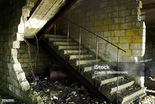 Lod De Escalera Foto de stock y más banco de imágenes de Abandonado - Abandonado, Agujero, Almacén