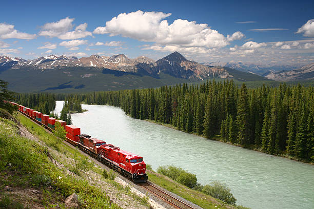 tren de carga movimiento junto al río - landscape canada mountain rock fotografías e imágenes de stock