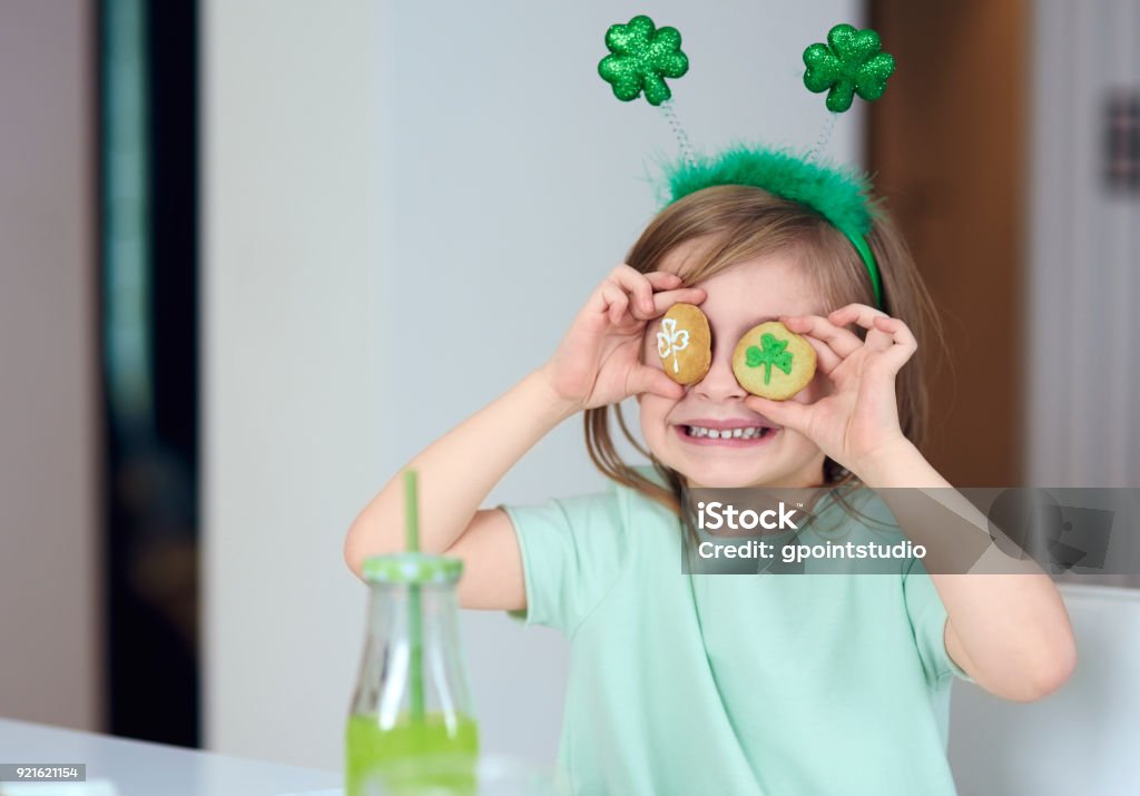 Fille gaie avec cookie un amusant - Photo de Saint Patrick libre de droits