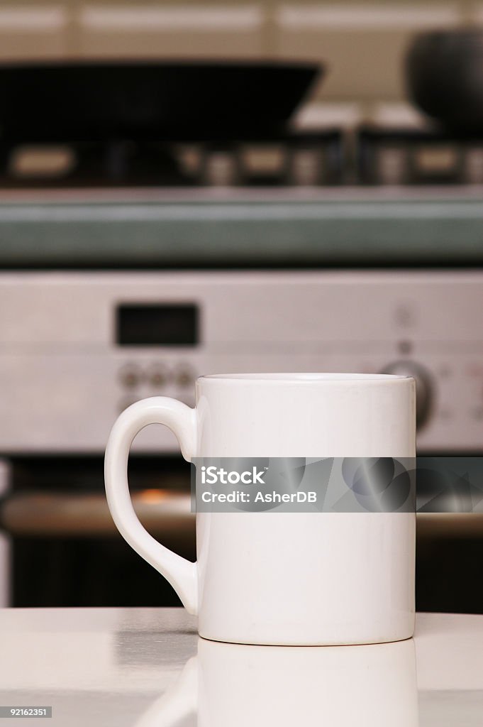 Tazza di caffè in cucina - Foto stock royalty-free di Ambientazione interna