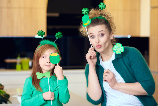 retrato de jugueton madre con hija - st patricks day irish culture child leprechaun fotografías e imágenes de stock