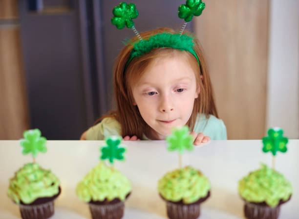 istock Child looking at delicious cupcakes 921626960