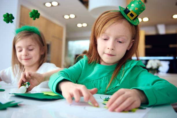 retrato de hermanos haciendo ornamento en fiesta irlandesa - st patricks day irish culture child leprechaun fotografías e imágenes de stock