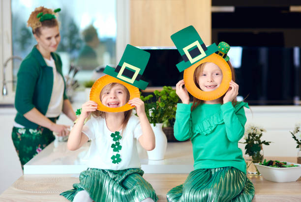 retrato de los niños juguetones riendo - st patricks day irish culture child leprechaun fotografías e imágenes de stock