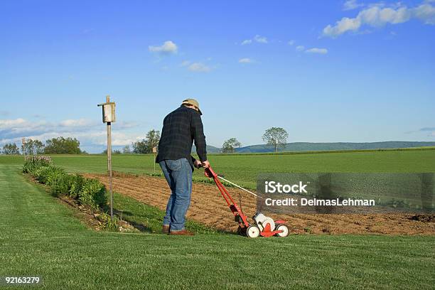 Paisajista Foto de stock y más banco de imágenes de Adulto - Adulto, Aire libre, Ajardinado