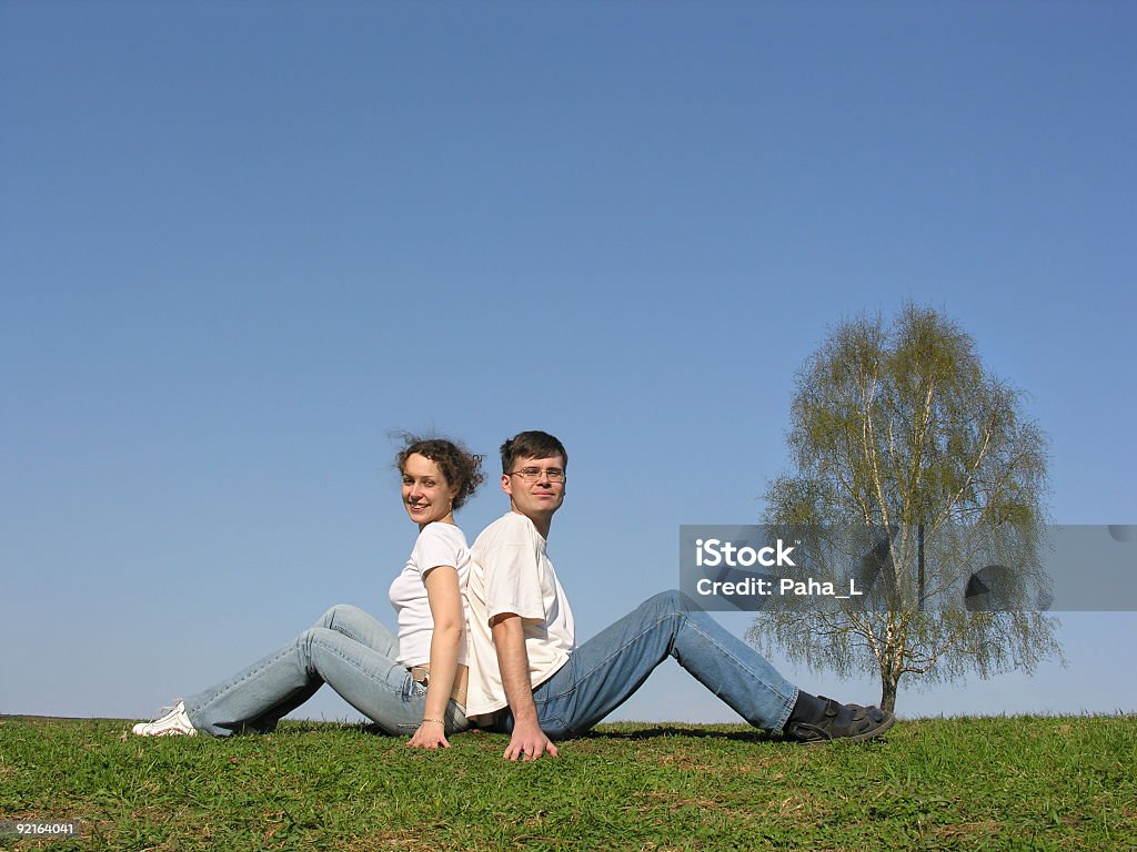 Sitzung Paar. den Frühling. - Lizenzfrei Anhöhe Stock-Foto