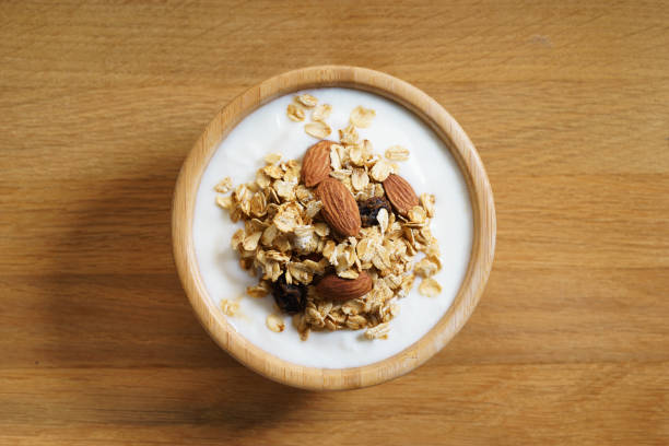 homemade granola with yogurt - yogurt greek culture milk healthy eating imagens e fotografias de stock