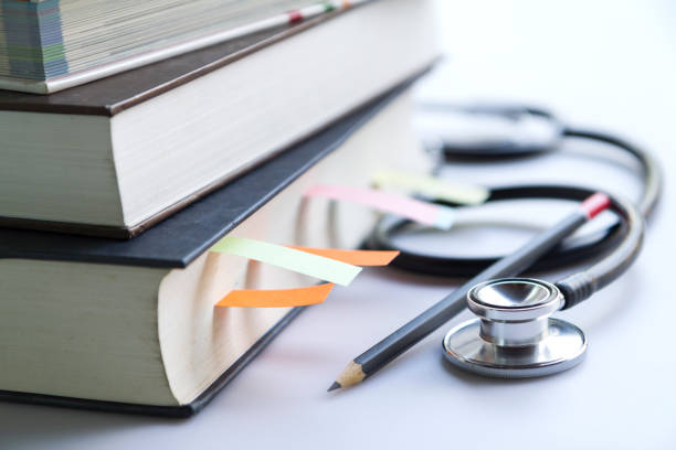 stack of medical student textbooks - livro de textos imagens e fotografias de stock