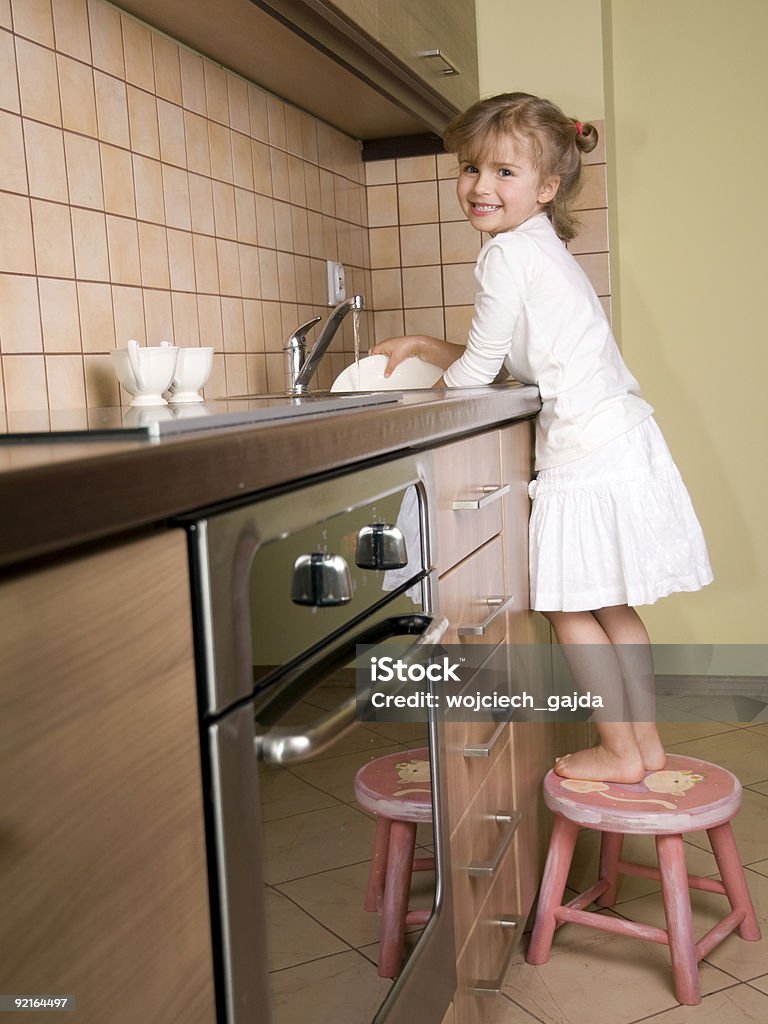 Симпатичная �девочка, мытье блюда - Стоковые фото Антисанитарный роялти-фри
