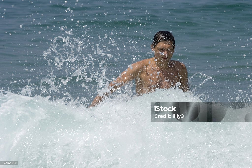 Homem envelhecido médio em grandes ondas do Oceano Atlântico - Foto de stock de Adulto royalty-free