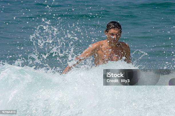 Foto de Homem Envelhecido Médio Em Grandes Ondas Do Oceano Atlântico e mais fotos de stock de Adulto