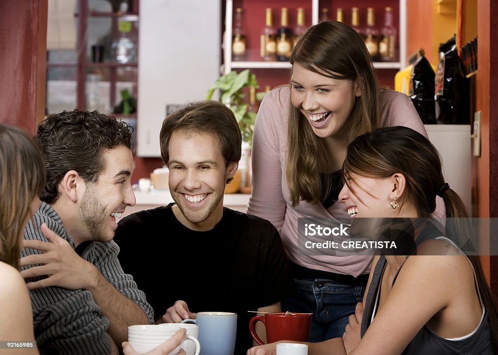 Gli amici in un caffè - Foto stock royalty-free di Composizione orizzontale