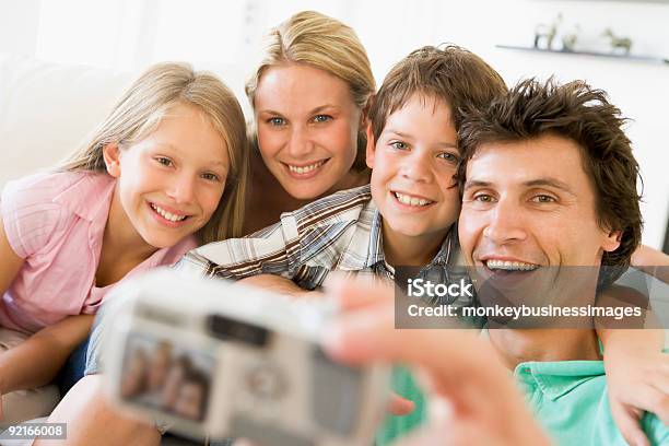 Familia Tomar Autorretrato Foto de stock y más banco de imágenes de 30-39 años - 30-39 años, Adulto, Adulto de mediana edad