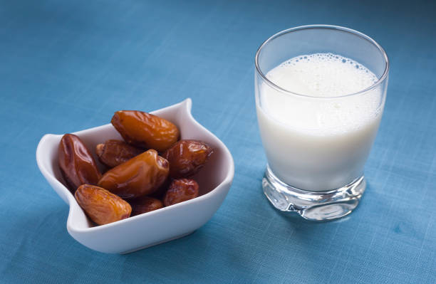 une image qui représente un bol de dattes et un verre de lait