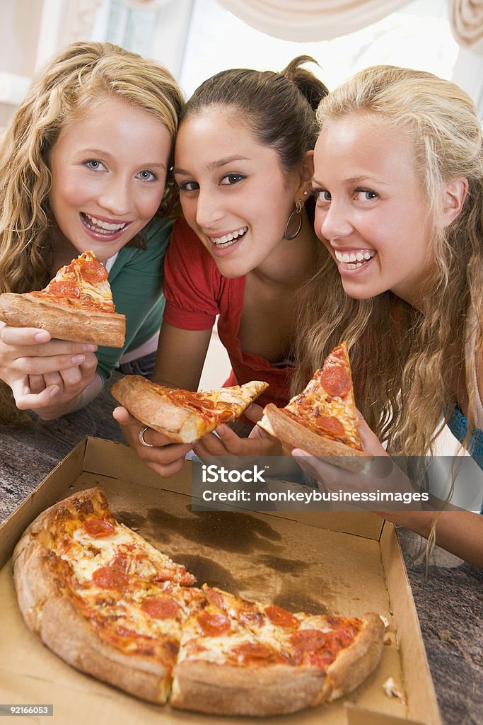 Adolescentes comer Pizza - Foto de stock de Comer royalty-free