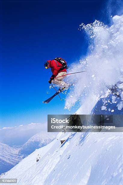 Skifahrer Jumping Stockfoto und mehr Bilder von Skifahren - Skifahren, Ski, Sport