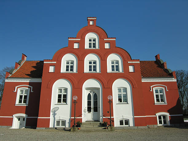 rote und weiße dänischen museum - gable end stock-fotos und bilder