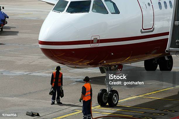 Foto de Aeroporto De Serviço e mais fotos de stock de Adulto - Adulto, Aeroporto, Avião