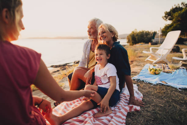 piknik rodzinny na plaży - family grandmother multi generation family nature zdjęcia i obrazy z banku zdjęć