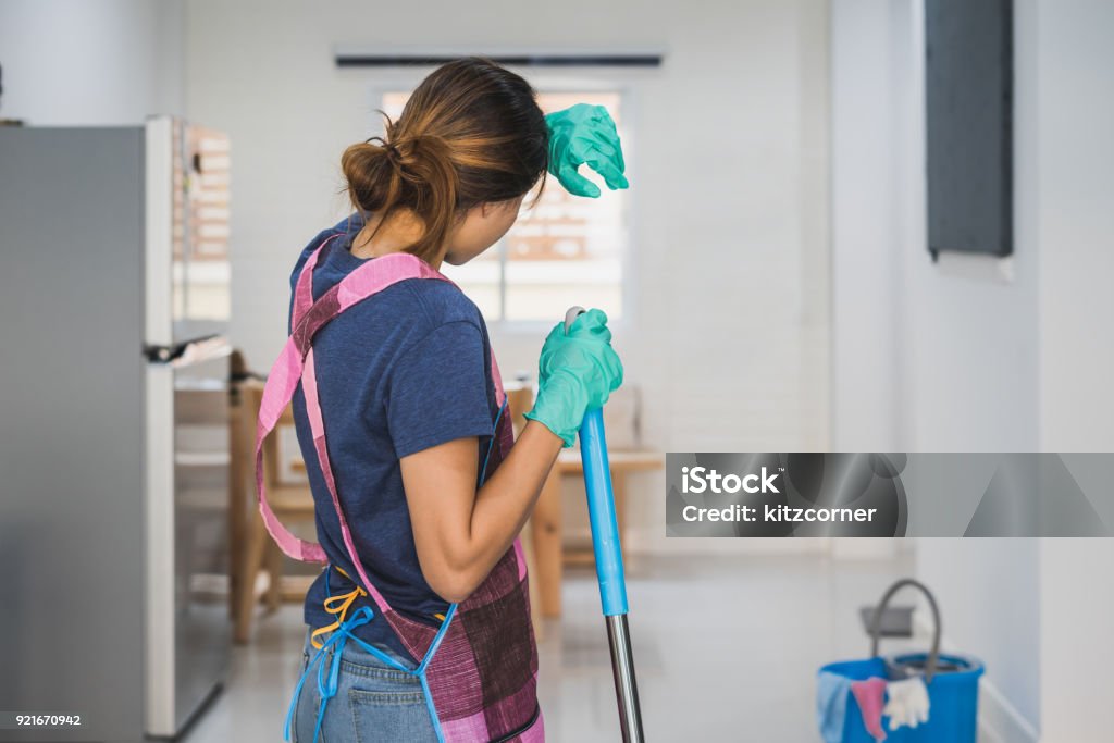 Müde junge Frau im Living room - Lizenzfrei Müde Stock-Foto