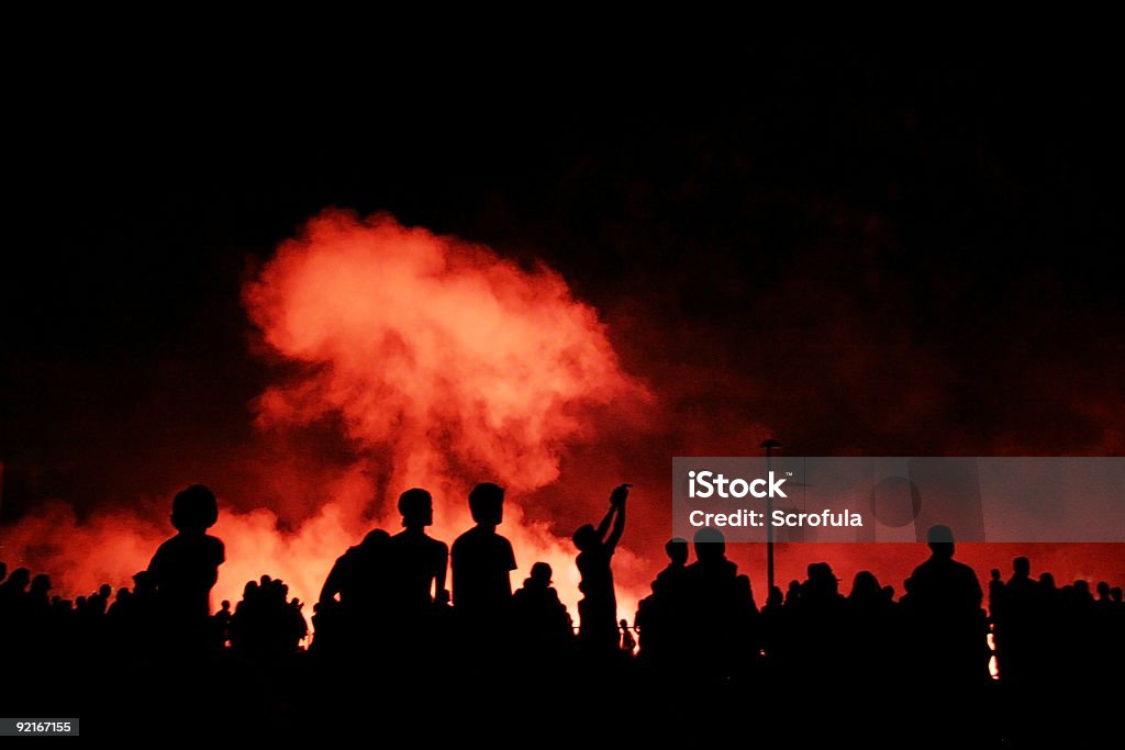 Foule devant explosions - Photo de Brasier libre de droits