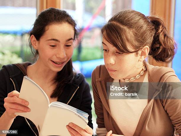 Nastoletnie Dziewczyny Czytanie Książki - zdjęcia stockowe i więcej obrazów Brązowy - Brązowy, Codzienne ubranie, Czytać
