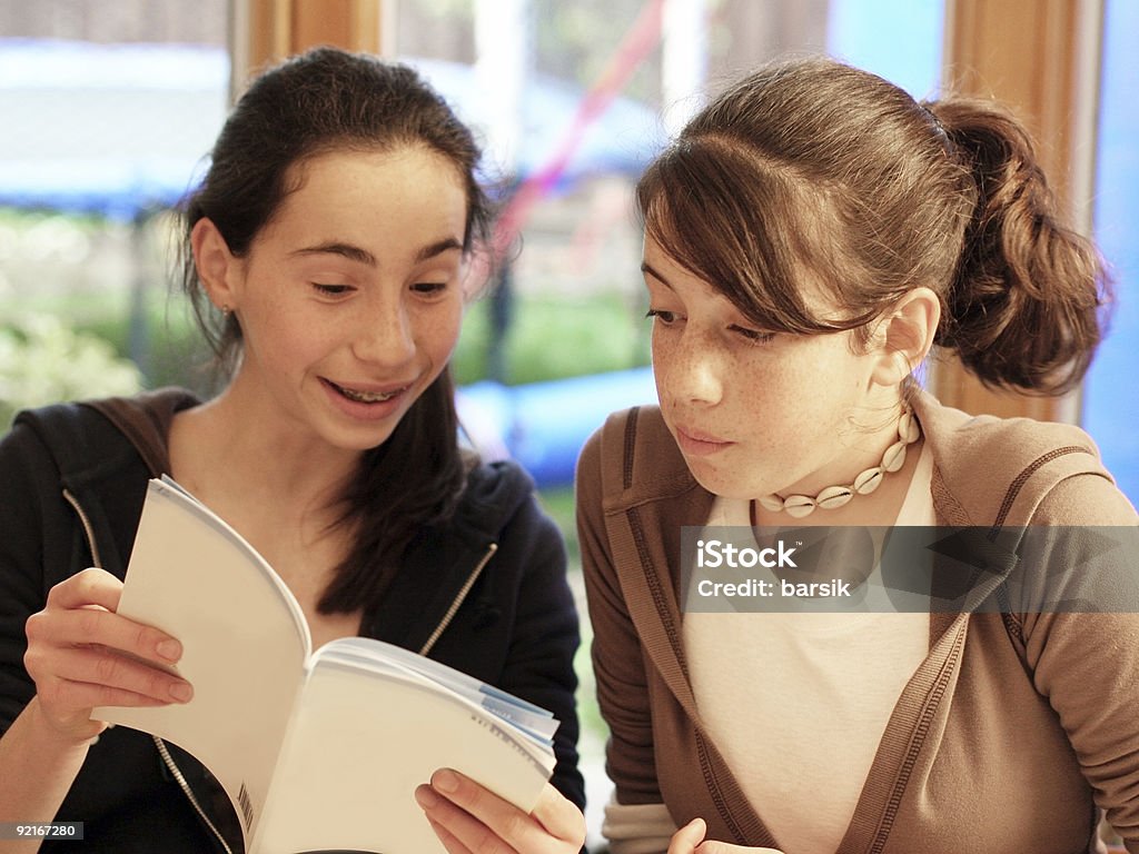 Девушки читая книгу - Стоковые фото Близость роялти-фри
